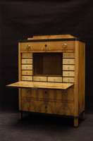 SekretÄr, deutsch, um 1830, Biedermeier, Korpus Weichholz, helles Nußbaumfurnier, Front mit durchgehendem Wurzelfurnier, gemaßert, abgerundete ...