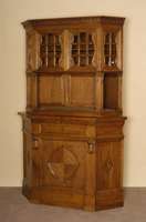 Eckschrank, deutsch, um 1900, Korpus Weichholz, Eiche massiv, Eichefurnier, unten 1 TÜr mit zurÜckgesetzten FÜllungen, 1 Schublade abgesetzt mit ...