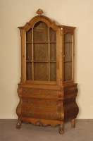 Barockstilvitrine, Holland, um 1950, Eiche massiv, Eichefurnier, schÖnes Furnierbild, Kanten abgeflacht, TatzenfÜße, aufgesetzte Zierleisten, ...