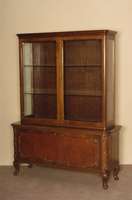 Glasvitrine, deutsch, um 1920, Buche, nußbaumfarben gebeizt, schÖnes Wurzelnußfurnier, abgerundete Ecken, Gebrauchsspuren, wohnfertig, ca. ...