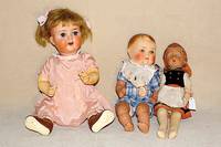 Porzellankopfpuppe, Heinrich Handwerck, um 1921, Nr. 420, "Sitzbaby", Masseglieder- kÖrper, Steifgelenke, blaue Paperweightschlafaugen, ...