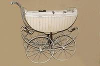 Kinderwagen, deutsch, 20er/30er Jahre, Marke "Naether", weiß gefasst, Fassung z.T. stÄrker abgesplittert, Porzellangriffe, diese inatkt, ...