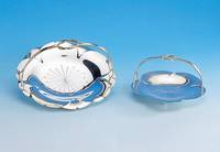 Konvolut 2 Henkelanbietschalen, K. Uyeda, Japan 60er Jahre, 925er Silber, abstrakt florale Form, H ca. 9 bzw. 10.5 cm, D ca. 15 bzw. 20 cm, zus. ...