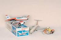 2 Blechflugzeuge, 60er Jahre, 1 x Beechcraft , im orig. Karton, 1 x Passagiermaschine der Intercontinental, beide l. bespielt