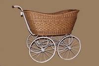 Kinderwagen, deutsch, um 1900, Weidengeflecht, Eisenmonturen weiß lackiert, Stange fÜr Himmel vorhanden, H. ca. 94 cm, L. ca. 117 cm,Gebr.-spuren