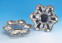 Set 2 Anbiet- bzw. Zierteller, 800er Silber, in BlÜtenform, dekorative Ausarbeitung, D. ca. 23 cm, Gew. ca. 625 g, Gebr.-sp.