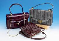Konvolut 3 Damenhandtaschen, v. 1955 bestehend aus: 2 Taschen aus Eidechsenleder, davon 1 bordeauxrote, BeschlÄge und UmhÄnge- riemen ...