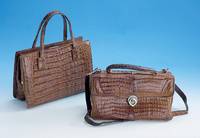 Krokodilledertasche, BeschlÄge vergoldet, Inneneinrichtung mit 3 FÄchern und 1 Reißver- schlußfach, mit 2 Trageriemen, Maße ca. 29 x 11 x 10 ...