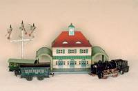 Eisenbahn, Spur 0, Karl Bub NÜrnberg, um 1925/30, Maßstab 1:45, elektr. Lokomotive mit Tender, 2 Pers.wagen und 1 Postwagen, Bahnhof, 3-faches ...