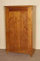 WÄscheschrank, deutsch, um 1870, LÄrche massiv, aufgestzte sparsame Schnitzereien, Alters- und Gebrauchsspuren, schÖnes kleines MÖbel, ...