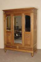 Kleiderschrank, deutsch, um 1880, Eiche und Weichholz massiv, dreitÜrige Front mit facettiertem Spiegelglas, aufgelegte Schnitzerei in ...