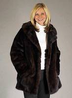 Nerz-Longjacke, dunkelbraun, Gr. 42, dunkel -braunes Innenfutter, Kragen, 2 aufgesetzte Einschubtaschen, RÜckenl. ca. 74 cm, ausge- stellet Form