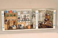 Puppenstube/-kÜche, deutsch, um 1912, reich eingerichtet, mit 2 PÜppchen, KÜchenteil mit BÜffetschrank, Tisch und 2 StÜhle und Kommode, ...