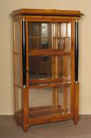 Stilvitrine, nach dem Vorbild von 1810, Korpus Weichholz, ausgewÄhltes Kirschbaumfurnier, 3/4-SÄulen, Seiten vorsprunghaft verarbeitet, Kopf der ...