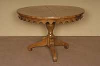Runder Speisezimmertisch, deutsch, um 1860, Fuß Nußbaum massiv, 3-fach ausladend, Schaft gedrechselt, in Balusterform, Platte 10-fach gefeldert, ...