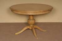 Runder Tisch, deutsch, um 1900, im viktorianischen Stil von 1880/90, Balusterschaft, 4 Ausleger, diese 3-fach gerillt, ausladend, Ahorn- und ...