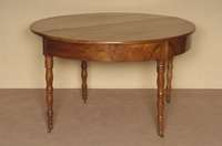 Klapptisch, deutsch/Pfalz, um 1800/10, wohl Gegend um Landau, Nußbaum massiv, Wurzelnußfurnier z.T. gespiegelt, vielfach gewulstet, Beine in ...