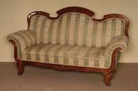 Sofa, deutsch, um 1860/70, Biedermeiereinfluß mit GrÜnderzeitelementen, Korpus Buche massiv, auf Kirschbaum gebeizt, 6-fach geschweift, Seiten ...