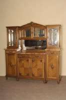 Anrichtschrank, deutsch, um 1880, Nußbaum massiv, Nußbaumfurnier, Korpus teils Eiche, im Oberteil Front und Seiten facettiert verglast, ...