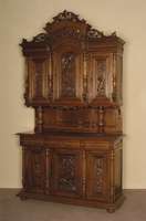 Buffetschrank, Belgien, um 1880, Henry II, Nußbaum massiv, Oberteil mit drei TÜren, TÜrinlets aufwendig geschnitzt, floral und mit Fabelwesen, ...