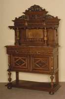 Anrichte, Belgien, um 1880, Henry II, Nußbaum massiv, zweitÜriges MÖbel mit geschnitzten Applikationen in Eck- und Rautenform, Sockel als ...