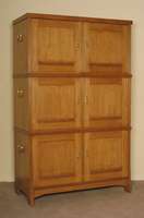 Brandschrank, deutsch/wohl Darmstadt, um 1902/04, Front auf Rahmen gearbeitet, Wellenschnitzerei aus dem Vollholz, BeschlÄge original, 1x fehlt, ...