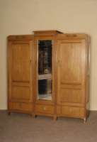WÄsche- bzw. Kleiderschrank, deutsch/Darmstadt, um 1902/04, Hartholz/Eiche massiv, allseitig auf Rahmen gearbeitet, Lisenen 3-fach gerieft, ...