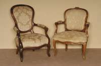 Bergere, deutsch, um 1850, Nußbaum massiv, allseitig geschwungen gerieft, Rosenverzierung, Polsterung aus der Zeit, Bezug muß erneuert werden, ...