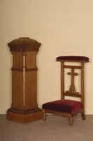 Betstuhl, SÜdfrankreich, um 1860/70, Nußbaum massiv, Kreuz-, Akanthusblatt- und Rocaillenverzierung, roter PlÜsch aus der Zeit, schÖne ...