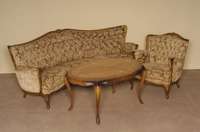 Sitzgruppe, deutsch, um 1965/70, wohl SchrÖder, bestehend aus 2 Sesseln und in sich geschwungener Couch, Rahmen Nußbaum massiv, genoppt und ...