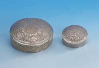 Set 2 Deckeldosen, Silber, Persien 40er Jahre, D. ca. 12 und 7 cm, Ähnliche Designs mit floralem Dekor, kleinere Dose innen vergoldet, ca. 350 g