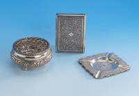 Konvolut Zigarettenetui, Aschenbecher und RiechdÖschen, Silber Persien 40er Jahre, Gew. total ca. 430 g, florales Design, Etui Maße ca. 11.5 x ...