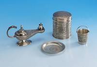 Konvolut 4 Silberteile, Persien 40ger Jahre, best. aus: Öllampe Maße ca. 14 x 8 cm, Deckeldose D. ca. 7 cm, H. ca. 9 cm, Unter- setzer und ...