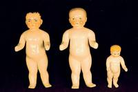 Badepuppe, deutsch, um 1900, Porzellan, modellierte Haare, Kopf bunt staffiert, min. bespielt, am Fuß min. best., H. ca. 40 cm, sammelwÜrdig, ...