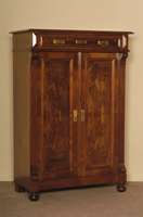 Vertiko, sÜddeutsch, um 1880/90, Korpus Weichholz, Wurzelnußfurnier, gespiegelt verlegt, Zierleisten Nußbaum massiv, diese 3- bzw. 4-fach ...