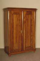 Schrank, deutsch, um 1870, Kirschholz massiv, gefÄllige Formgebung mit BrezelfÜllungen, restauriert, schellackpoliert, FÜße sekundÄr, ...