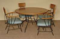 VerandamÖbel, wohl Italien, 50er/60er Jahre, geschwÄrztes Eisengestell, RÜckenteil hochversetzt, tÜrkisfarbener Kunststoffbezug, Tischplatte ...