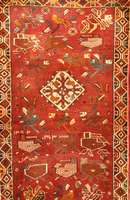 Gaschgai alt, Persien, ca. 60 Jahre, Wolle auf Wolle, ca. 135 x 80 cm, SchÄtzwert: 980.- EURO, EHZ: 3. Tierzeichnungen im Fond.