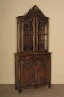 Aufsatzvitrinenschrank, deutsch, 20er/30er Jahre, Raum Aachen- bzw. LÜtticher-Stil, Nußbaum und Buche massiv, aufgesetzte Schnitzerei aus dem ...