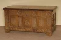 Eichentruhe, mitteldeutsch, um 1780/1810, Eiche massiv, allseitig auf Rahmen gearbeitet, Front mit reicher Flachschnitzerei aus dem Vollholz, ...