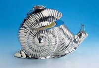 Deckeldose in Schneckenform, Italien 60er Jahre, Metall versilbert, Knauf in Blattform, Deckel mit Scharnier, H ca. 25 cm, L. ca. 36 cm, ...