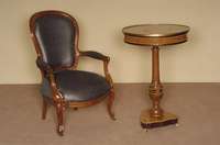 Trommeltisch, wohl Frankreich, um 1870/80, Buche, Wurzelnußfurnier, dieses z.T. gespiegelt, Perlleistenverzierung bzw. FÜße in Messing, ...