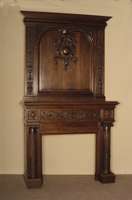 Blind-Kamin, deutsch, um 1880/90, Weichholz/Hartholz, Nußbaum massiv, SÄulen z.T. aus dem Vollholz, im dorischen Stil, Fries mit Bildhauerarbeit ...