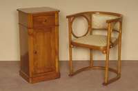 Thonet-Stuhlsessel, Österreich, um 1900/05, sogenannter Kaffeehausstuhl, starker Einfluß der FledermausstÜhle, Bugholz, restauriert, Bezug und ...