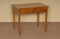eleganter Biedermeiertisch, deutsch, um 1820/25, RÜster massiv, RÜsterfurnier, vielfach gespiegelt, lebendige Darstellung, teilrestauriert, ...