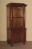 Vitrinenschrank, im Stil von Wien um 1800/10, Korpus Weichholz, Nußbaum massiv, Nußbaumfurnier, SÄulen auf Makasar gebeizt, nach ...