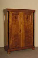 Biedermeierstilschrank, nach Österreichischem Vorbild von 1820/30, grÖßten Teils Kirschbaum massiv, aufgesetzte geschwungene Lisenen, allseitig ...