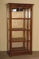 Biedermeierstilvitrine, nach dem Vorbild von Wien um 1810/20, allseitig verglast, RÜcken verspiegelt, Nußbaum massiv, Nußbaumfurnier, ...