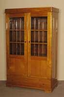 WÄsche- bzw. Vitrinenschrank, im Stil von 1820/30, Biedermeierstil, komplett auf Rahmen gearbeitet, Kirschbaum massiv, unter Verwendung Älterer ...