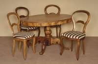 Spiesezimmertisch mit 4 StÜhlen, deutsch, um 1840/50 bzw. Tisch um 1870/80, Nußbaum massiv, Nußbaumfurnier, z.T. ausgesuchtes Holz , StÜhle ...
